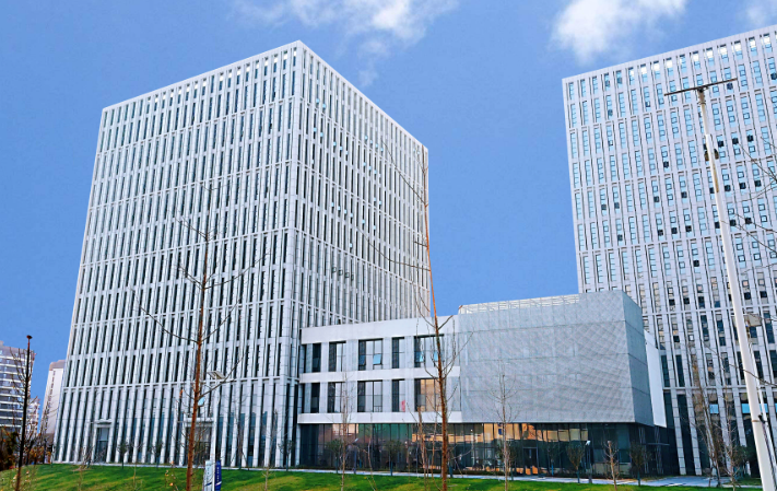 企业数字化平台搭建方案对比：SaaS模式与定制化开发的选型分析